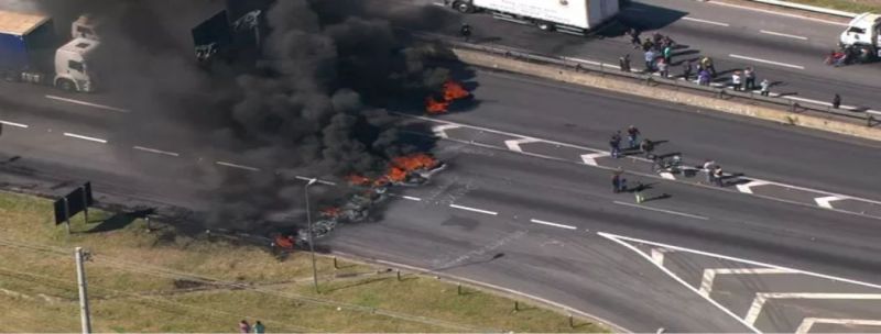 Barricadas de pneus feitas por caminhoneiros que protestam contra preço do diesel bloqueiam Régis Bittencourt em Embu das Artes